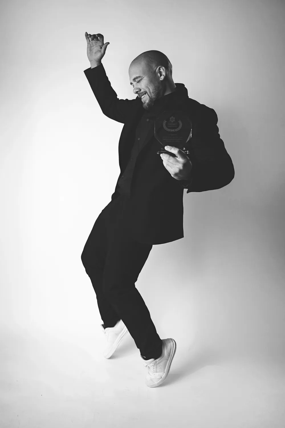 David de Loro sonriendo con un premio en la mano