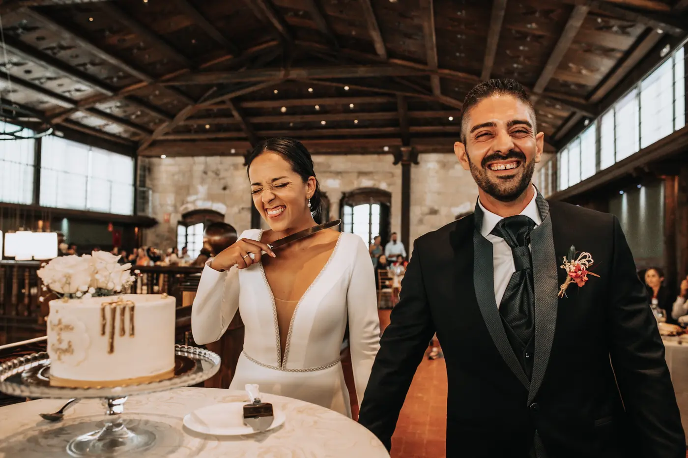 Pareja de novios brindando durante el banquete
