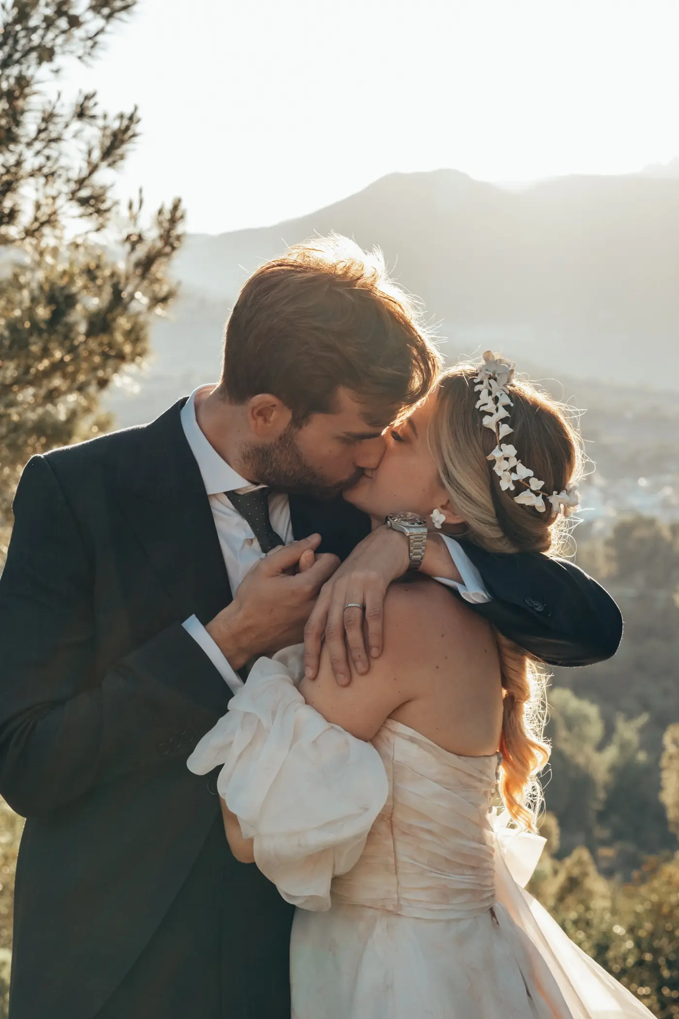 Pareja de novios abrazada al aire libre