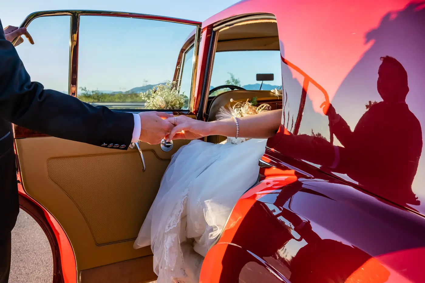 Novios en un coche clásico